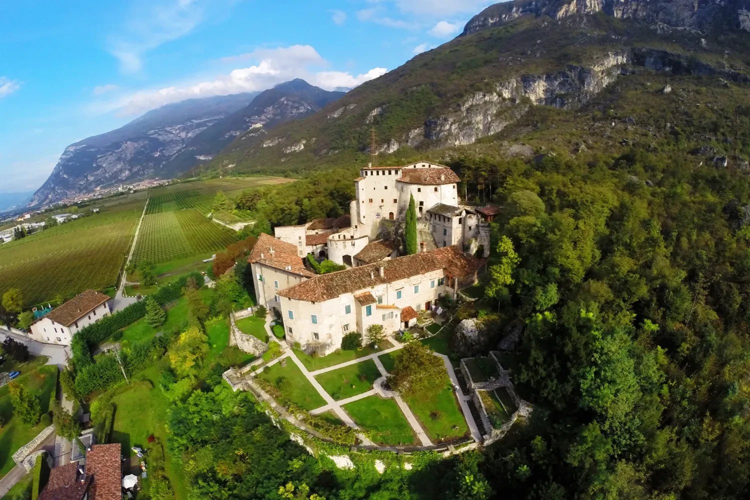 Lang sykkeltur langs Adige-dalen til Castel Pietra i Nord-Italia