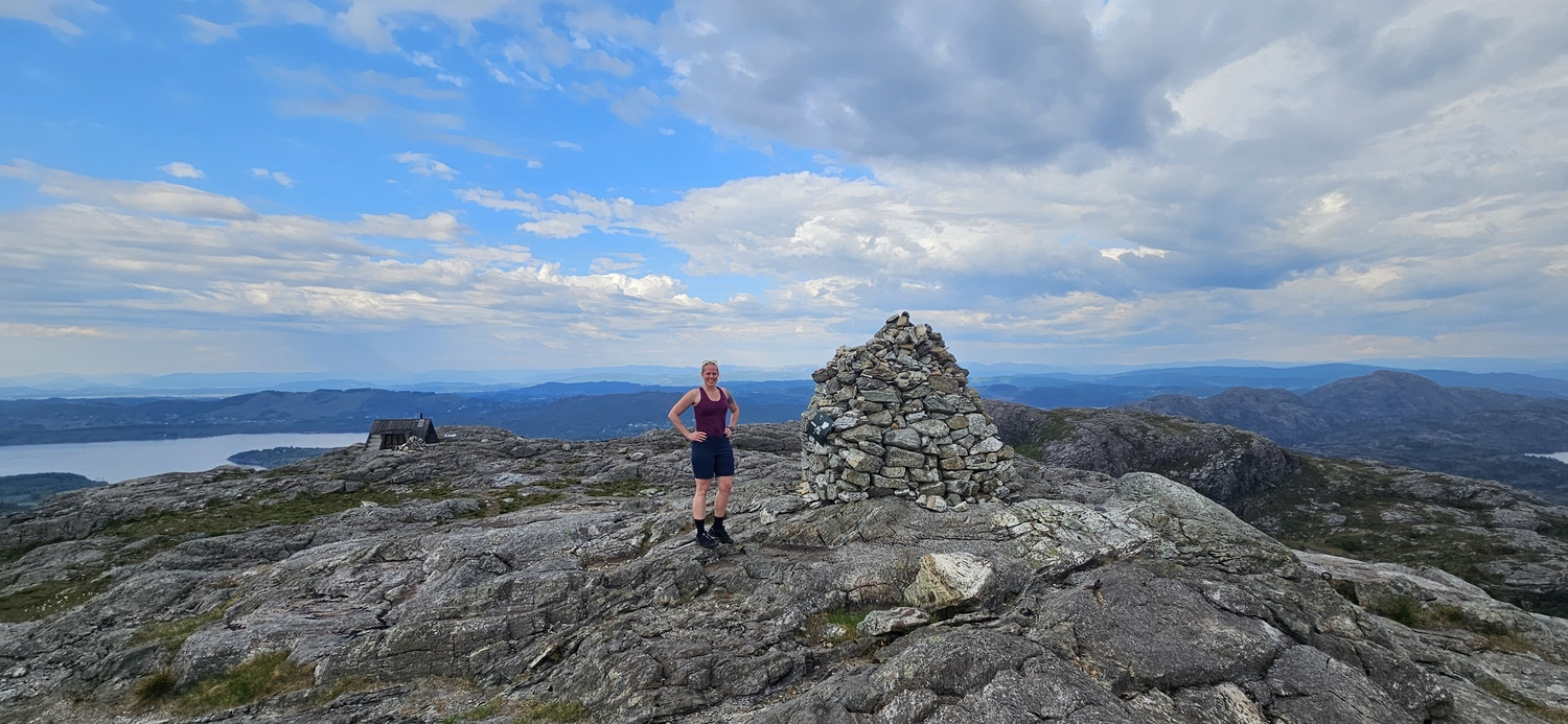 Eldsfjellet 324 moh med dagsturhytta Eldsbu – utsiktstur i Alver