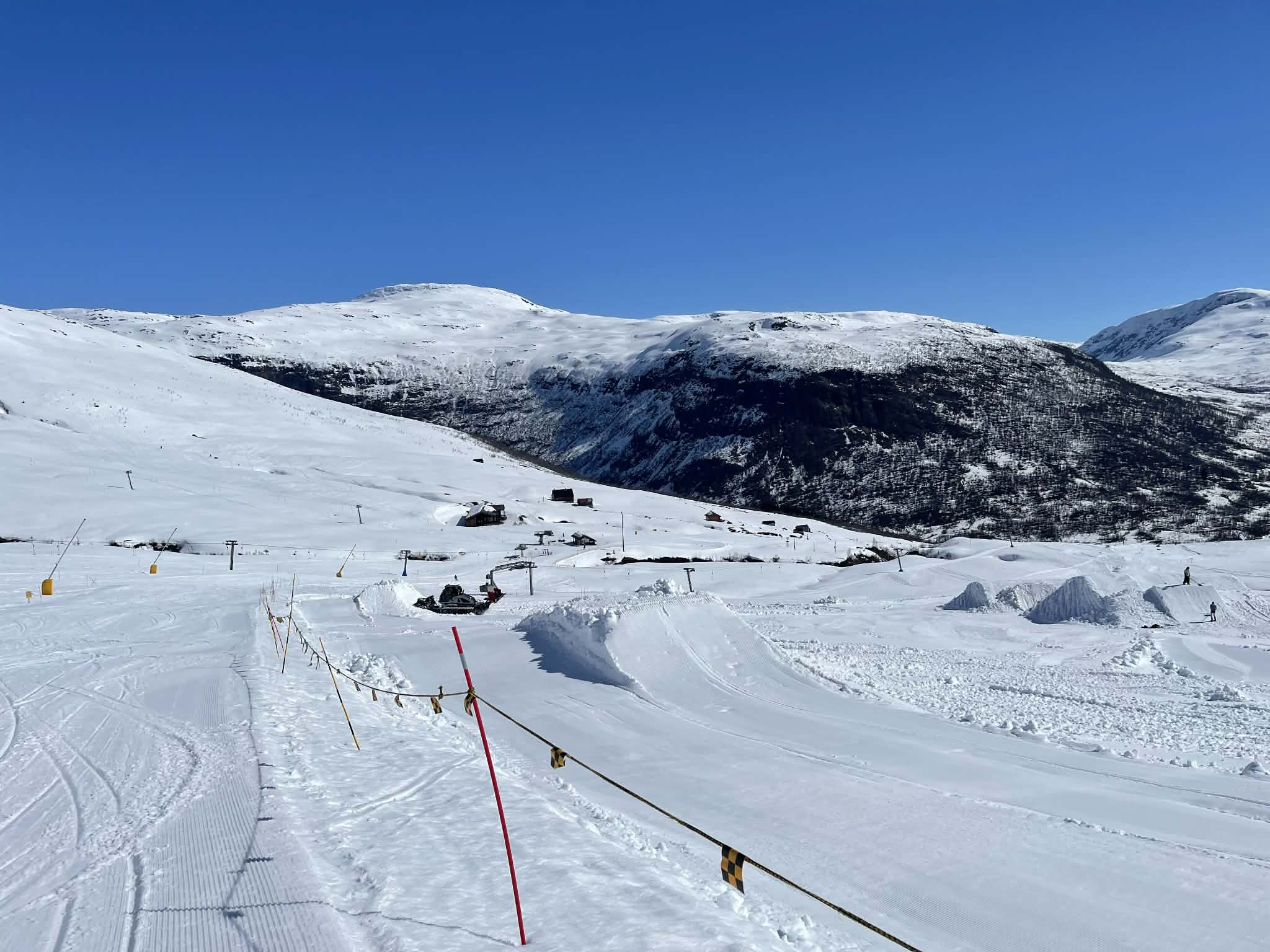 Myrkdalen Skisenter med familievennlige løyper, heiser og fjellandsby