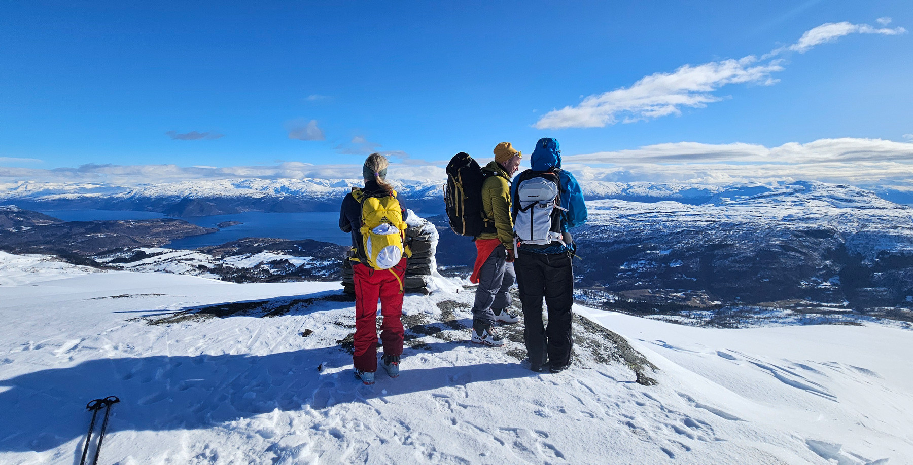 Skitur mot Geitafjellet med utsikt over Myklavatnet og Kvamskogen