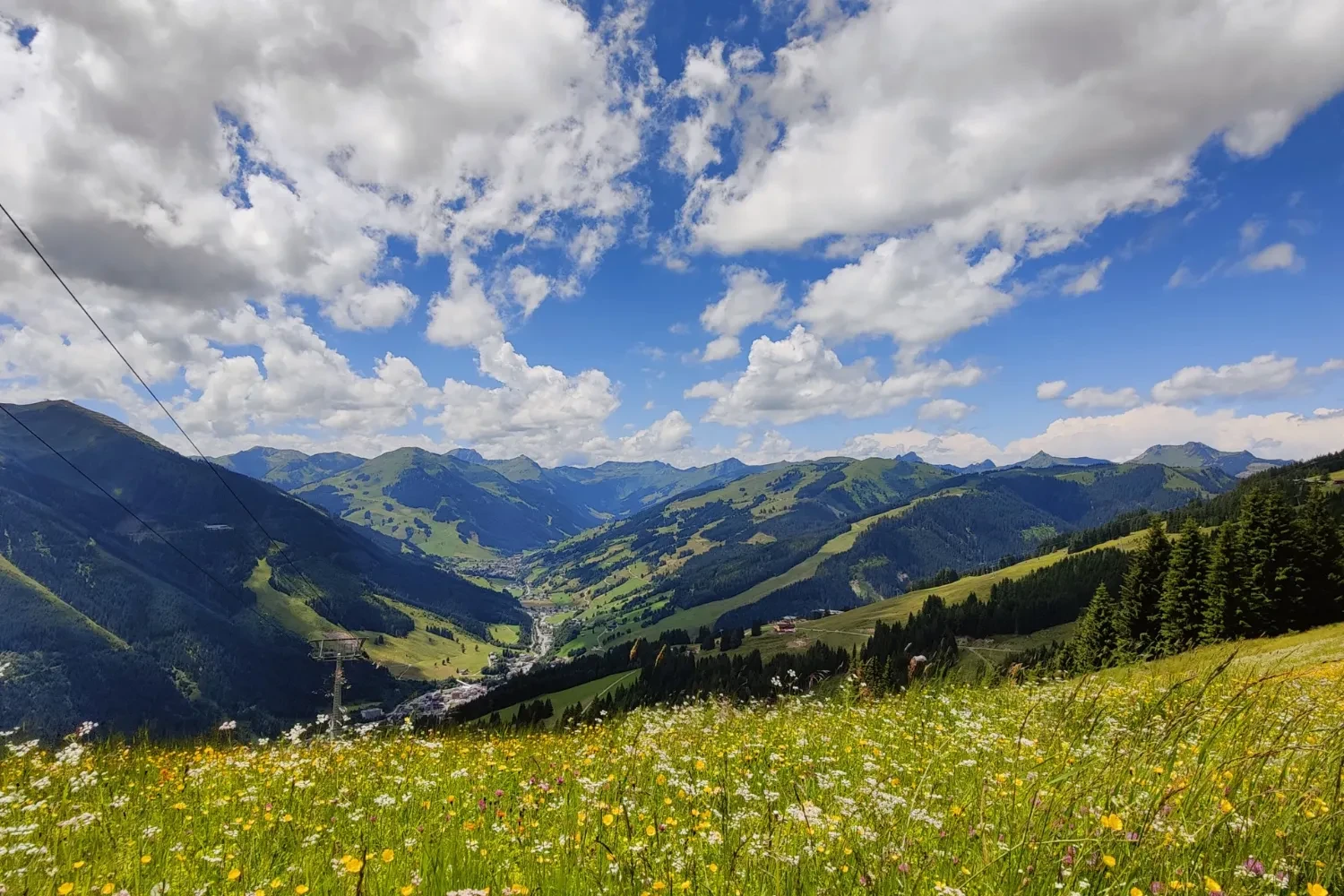 Ankomst til Saalbach i de østerrikske Alpene