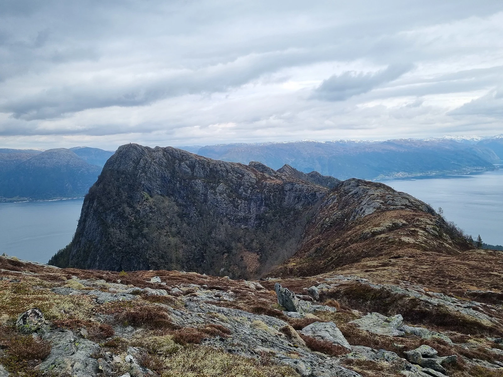 Fjelltur til Åkrenipa (669 moh) i Bjordal - Opplev fantastisk fjordutsikt!