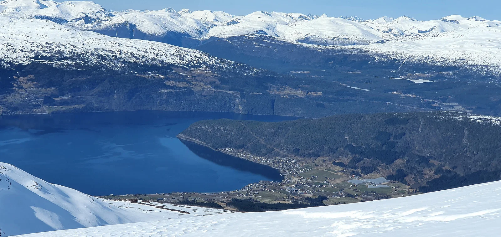 Fjelltur til Storelogpiken (1553 moh) fra Innvik