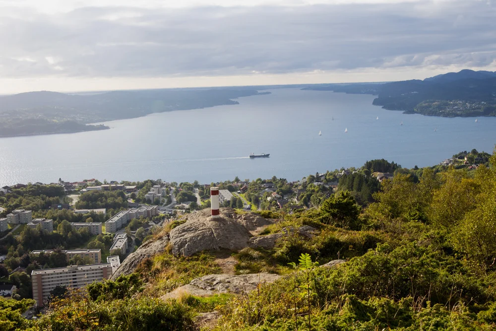 Toppenipa (232 moh) og Toppefjellet (252 moh) i Åsane