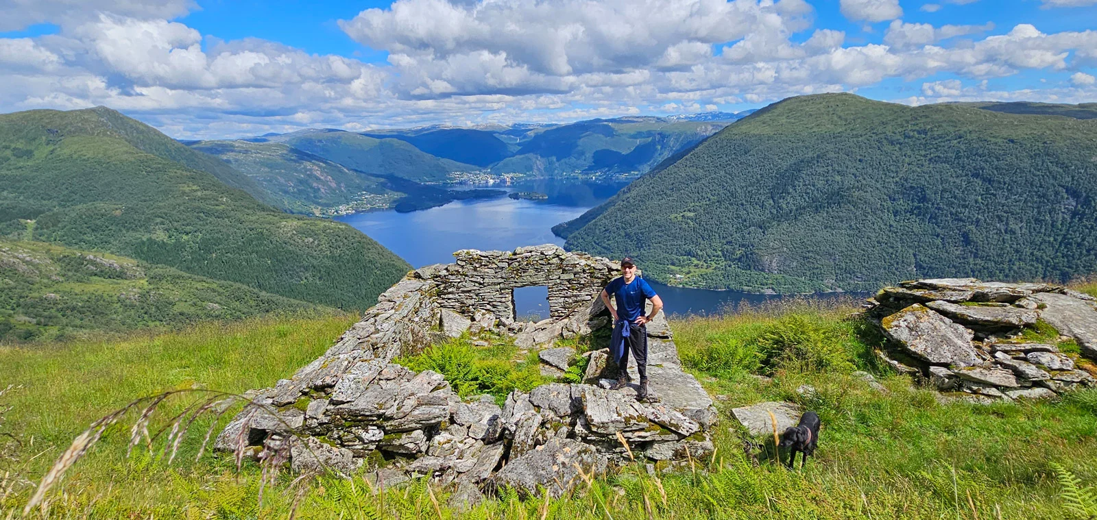 På gjengrodde stier til Rivenesflorane (553 moh) på Osterøy